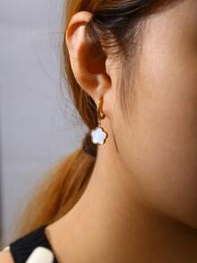 TONSI 1 Pair Fashionable Minimalist Delicate Sweet Ins-Style Lucky Five-Leaf Flower Inlaid White Shell Earrings, Luxury High-End Low-Allergy Earrings Suitable For Women's Daily Commute, Festivals, And Parties - Gold - View 3