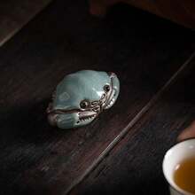 獨特手工螃蟹茶寵裝飾品，開片釉面紓壓觸感療癒設計。這款創意陶瓷裝飾品能為您的茶會放鬆與玩樂注入活力能量。 - 彩色 - 查看 4