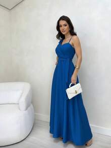 Elegant Long Dress, Sleeveless And With Off-The-Shoulder Design, A-Line Cut, Ideal For Casual Occasions. Features Gathered Details And Slightly Stretchy Fabric. Thin Straps, Defined Waist, And A Light, Elegant Summer Drape. Latex Bra Cups With A Crossover Neckline. - 寶藍色 - 查看 3