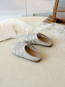 1 Pair Girls' Hollow Breathable Soft Bottom Lightweight Peep Toe Sandals, French Retro Style, Suitable For All Seasons - Silver - View 6