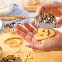 1pc/4PCS Creative Smile Shaped Biscuit Cutting Mold, Stainless Steel Pastry Cutter, Biscuit Mold, Baking Tools, Kitchen Accessories - View 9