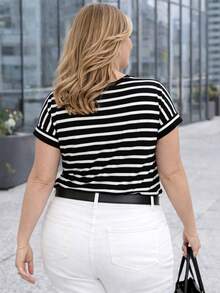 Blusa Feminina Plus Size Listrada Preto e Branco Manga Dobrada Curta Oversized Confortável Moda Casual Urbana Diário Férias Mulher Frio Inverno - Preto - Visão 6