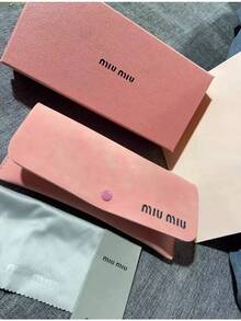 Miu Miu 粉色皮革眼鏡盒，奢華時尚眼鏡收納袋，現代排版設計，柔軟內裡，保護性眼鏡盒，女性理想禮物 - 粉色 - 查看 7