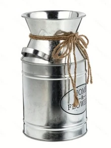 镀锌铁花瓶。表面保留了做旧的金属质感，搭配麻绳束带，营造出轻松随意的氛围。适合插放蓝色绣球花等鲜花。 - 雙耳壺 - 查看 9