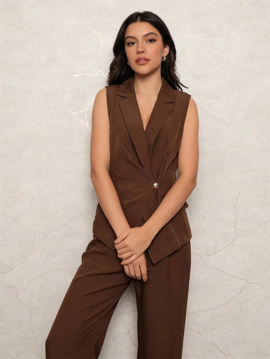 Tailored Vest And Wide-Leg Trousers Set With Decorative Closure, Made Of Louis Twill Fabric With Pockets. An Elegant And Powerful Look For Work, Events, And Meetings. A Sophisticated Two-Piece Set For Women Who Value Style And Confidence. - 棕色 - 查看 1
