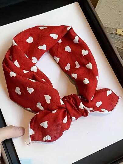 1条甜美心形红色小围巾，轻盈透气，用途广泛，可作颈巾/发饰，适合女性，春秋季佩戴