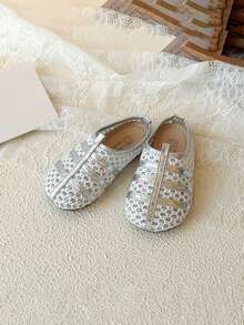 1 Pair Girls' Hollow Breathable Soft Bottom Lightweight Peep Toe Sandals, French Retro Style, Suitable For All Seasons - Silver - View 2