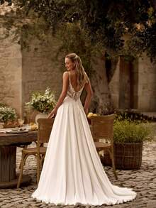 Elegant V-Neck A-Line Wedding Dress With Chic Backless Detail – Sophisticated Floor-Length Bridal Gown Featuring An Alluring Neckline, Daring Open Back Design, And Gracefully Flowing Silhouette, Perfect For Weddings, Christmas Galas, Halloween Balls, Formal Dances, Birthday Celebrations, And Special Evening Events. A Versatile Choice For Wedding Receptions, Holiday Parties, Anniversary Dinners, Luxury Getaways, Black-Tie Occasions, Cocktail Gatherings, Bridal Showers, Wedding Guest Attire, Graduation Formals, Homecoming Events, And As A Modern Bridesmaid Or Festive Evening Gown. - 白色 - 查看 6