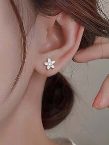 1 par de pendientes de flor delicados de plata de ley 925, adecuados para uso diario, fiestas, reuniones, citas, playa, accesorio de joyería, regalo perfecto para el Día de San Valentín y el Día de la Madre - flores - Ver 10