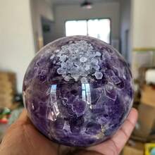 Esfera de amatista natural - Piedra pulida de estilo bohemio con base, decoración de escritorio de color púrpura oscuro, regalo para el hogar u oficina, Día de San Valentín, decoración de carnaval, ornamento exquisito, regalo elegante - Morado - Ver 15
