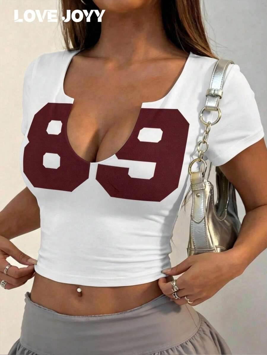 Camiseta de Manga Curta com Decote em U Estampada LOVE JOYY para Mulheres com Número 89, Top Cropped Branco Ajustado Estilo Y2K, Adequado para Uso Casual e de Férias no Verão - Branco - Visão 1