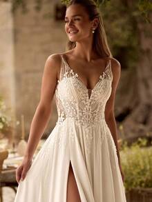 Elegant V-Neck A-Line Wedding Dress With Chic Backless Detail – Sophisticated Floor-Length Bridal Gown Featuring An Alluring Neckline, Daring Open Back Design, And Gracefully Flowing Silhouette, Perfect For Weddings, Christmas Galas, Halloween Balls, Formal Dances, Birthday Celebrations, And Special Evening Events. A Versatile Choice For Wedding Receptions, Holiday Parties, Anniversary Dinners, Luxury Getaways, Black-Tie Occasions, Cocktail Gatherings, Bridal Showers, Wedding Guest Attire, Graduation Formals, Homecoming Events, And As A Modern Bridesmaid Or Festive Evening Gown. - 白色 - 查看 2