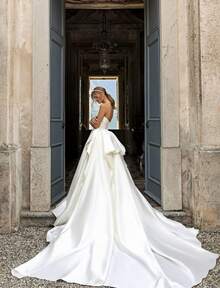 Elegant Strapless Sweetheart Wedding Gown In Classic White Featuring A Chic Open Back And Graceful A-Line Floor-Length Silhouette – Timeless Bridal Dress With Flowing Elegance, Perfect For Weddings, Christmas Celebrations, Halloween Balls, Holiday Parties, Prom Evenings, Birthday Events, And Special Occasions. Suitable As A Bridal Dress, Evening Gown, Formal Party Attire, Vacation Outfit, Dinner Ensemble, Graduation Dance Dress, Cocktail Party Dress, Bridesmaid Gown, Wedding Guest Attire, Anniversary Gown, Engagement Party Dress, New Year's Eve Gala Dress, And Festive Celebration Ensemble. Designed With A Flattering Sweetheart Neckline And Alluring Backless Detail For A Dreamy, Feminine Look That Embodies Timeless Celebration. - 白色 - 查看 2