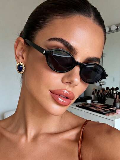 一副男女通用的黑色椭圆形眼镜，适合18、21、30、40、50岁人群佩戴，是度假、街头摄影、海滩等场合的理想之选，也是一款百搭的时尚配饰，可与连衣裙、毛衣、牛仔裤、运动服和其他休闲服饰完美搭配。