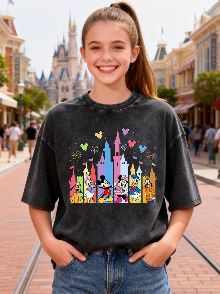 This Disney Women's T-Shirt Features A Creative Disney Castle And Mickey Mouse And His Friends Cartoon Print. It's A Spring/Summer Style Crew Neck Retro Washed Cotton T-Shirt, Made Of Soft And Comfortable Pure Cotton Fabric, Suitable For Everyday Wear, Shopping, Travel, And Casual Occasions. It Also Makes A Wonderful Gift. - Noir - Voir 1