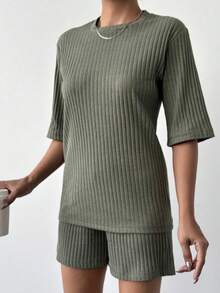 Conjunto de dos piezas de blusa de cuello redondo de manga corta acanalada y shorts para mujer - Verde militar - Ver 3