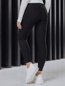 女士純棉提臀緊身褲，中腰修身彈性設計，後口袋設計，添加氨綸，塑形效果出色，休閒百搭，日常穿著，凸顯身材曲線。 - 黑色 - 查看 4