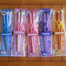 [Đã được ủy quyền IP] Bộ 2 đũa ngọc bích Hello Kitty hoạt hình tinh tế mới của Sanrio, đũa phụ cao cấp, thích hợp cho bàn ăn gia đình, sử dụng tinh tế, chất liệu bền đẹp, hai kiểu dáng để lựa chọn, thích hợp làm quà tặng sinh nhật cho nhiều độ tuổi, trang trí nhà hàng, ngày Valentine, đám cưới, mùa tựu trường, lựa chọn hoàn hảo cho cả bốn mùa. - Nhiều màu - Xem 12