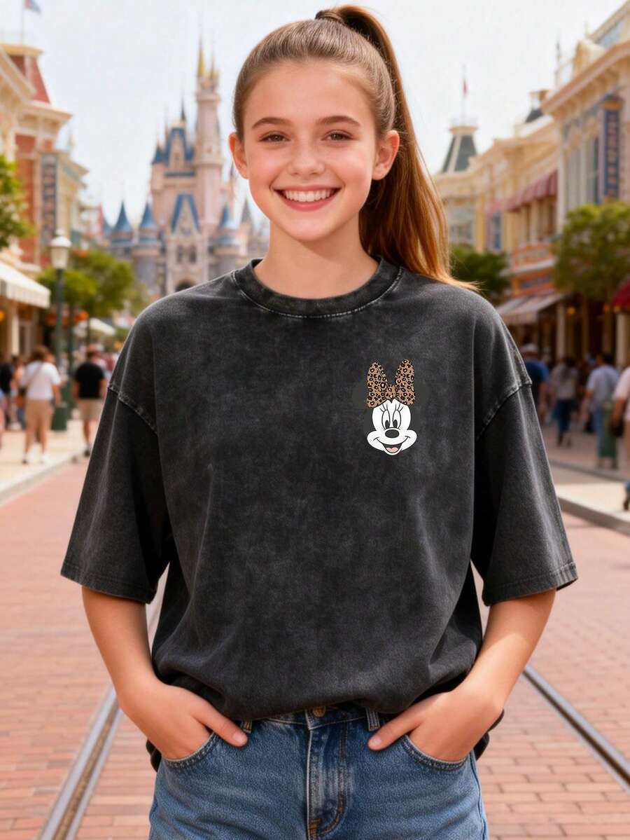 This Disney Women's T-Shirt Features A Creative Minnie Mouse Cartoon Print. It's A Spring/Summer Style Round Neck Vintage-Style Washed Cotton T-Shirt, Made Of Soft And Comfortable Pure Cotton Fabric, Suitable For Everyday Wear, Shopping, Travel, And Casual Occasions. It Also Makes A Wonderful Gift. - màu đen - Xem 1