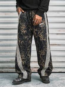 Modcrash 男士时尚街头风Y2K丛林豹纹印花运动裤，必备单品，适合秋冬春夏穿着 - 棕色 - 查看 1