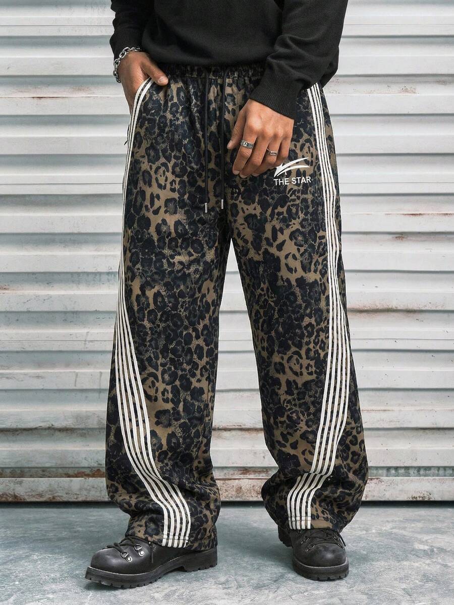 Modcrash 男士时尚街头风Y2K丛林豹纹印花运动裤，必备单品，适合秋冬春夏穿着 - 棕色 - 查看 1