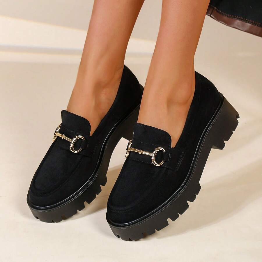 女士黑色绒面革厚底乐福鞋，饰有金属马衔扣细节 - 黑色 - 查看 1