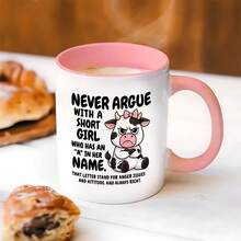 Cốc hình bò ngộ nghĩnh dành cho nữ - "Đừng bao giờ cãi nhau với một cô gái thấp bé có chữ A trong tên" - Cốc cà phê gốm sứ màu hồng và trắng, 350ml, quà tặng độc đáo cho phái nữ, sinh nhật, Giáng sinh, Lễ Tạ ơn, Ngày của Mẹ, quà tặng tình bạn - Thiết kế hài hước về sự nóng giận và thái độ - An toàn với máy rửa chén và lò vi sóng - Lý tưởng cho cà phê, trà, sô cô la nóng - Ý tưởng quà tặng độc đáo cho mẹ, chị gái, bạn bè, đồng nghiệp có tên bắt đầu bằng chữ A - Cốc in câu nói châm biếm vui nhộn để làm tươi sáng bất kỳ buổi sáng nào - Nhiều màu - Xem 13