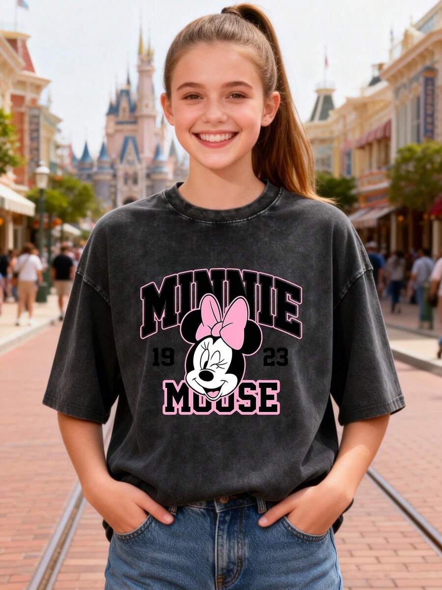 This Disney Women's T-Shirt Features A Creative Minnie Mouse Letter And Cartoon Print. It's A Spring/Summer Style Round Neck Retro Washed Cotton T-Shirt, Made Of Soft And Comfortable Pure Cotton Fabric, Suitable For Everyday Wear, Shopping, Travel, And Casual Occasions. It Also Makes A Wonderful Gift. - 黑色 - 查看 1