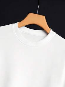 Camiseta holgada para hombre con estampados de bolsa de dinero, símbolo de dólar y monedas, junto con estampados de frases coloridas. Ofrece un aspecto casual y elegante, fácil de lograr un estilo relajado. Es agradable al tacto y transpirable, resistente a la deformación incluso después de un uso prolongado, lo que la hace cómoda para el transporte diario y las salidas. - Blanco - Ver 4