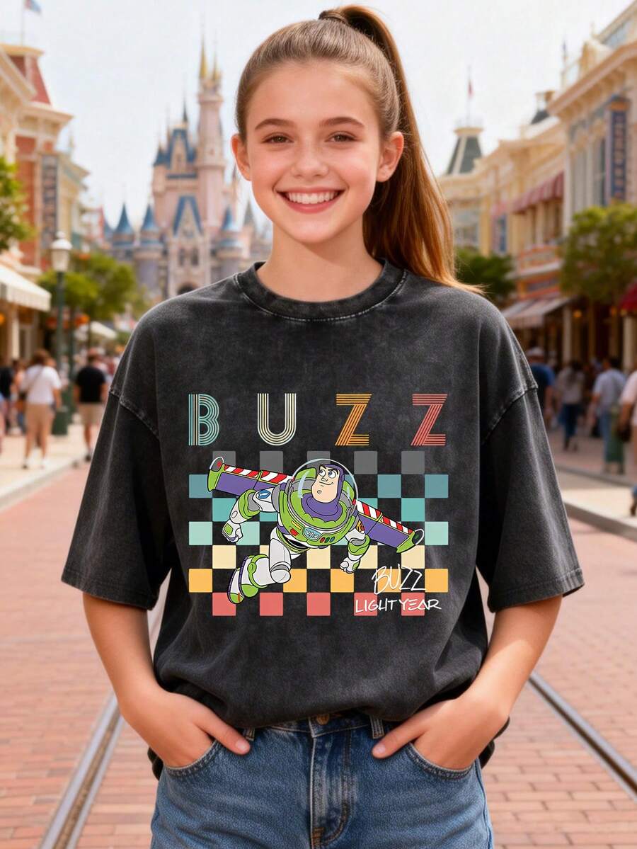 This Disney Women's T-Shirt Features A Creative Print Of Buzz Lightyear From Toy Story. It's A Spring/Summer Style Crew Neck Retro Washed Cotton T-Shirt, Made Of Soft And Comfortable Pure Cotton Fabric, Suitable For Everyday Wear, Shopping, Travel, And Casual Occasions. It Also Makes A Wonderful Gift. - màu đen - Xem 1
