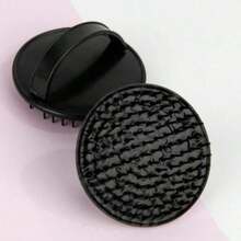 何首乌与艾蒿固体洗发皂，蕴含何首乌、橄榄油和植物萃取精华，温和清洁秀发，同时滋养保湿。清爽不油腻的质地，适合所有发质。精美礼盒包装，是节日送礼的理想之选。植物配方。 - 查看 4