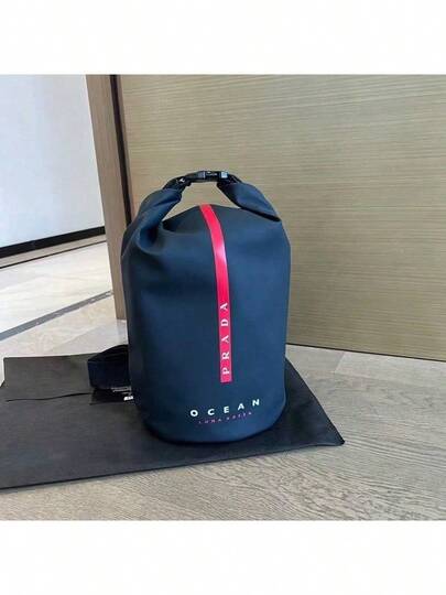 Prada Luna Rossa 男女通用大容量单肩包，时尚多功能品牌设计单肩包，采用耐用尼龙材质，适合日常运动使用。这款时尚休闲单肩包内部空间宽敞，撞色设计时尚有型。是必备的奢华时尚单品，也适合健身、工作、旅行和其他场合。