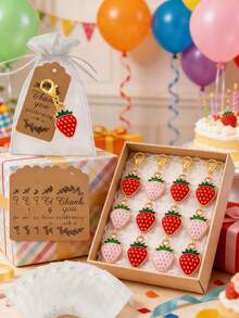 60/30/15/3 Stück/Set Erdbeere Schlüsselanhänger Geschenkset, inklusive 5 handgefertigte Erdbeere Schlüsselanhänger, 5 Dankeskarten und 5 Organza Beutel. Die Schlüsselanhänger sind handgefertigt mit roten und weißen Erdbeeren. Ideal als Geschenk für Brautjungfern, Gäste, Geburtstagsfeiern, Baby-Partys, Muttertagsfeiern, Verlobungspartys, Junggesellinnenabschiede und Abschlussfeierlichkeiten. - Übersicht 6