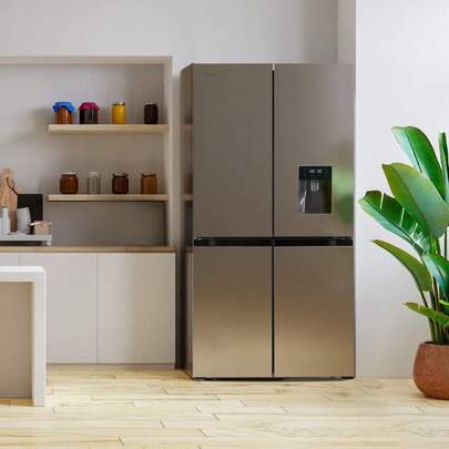 Cecotec Bolero CoolMarket 4D 564 Inox E to 4-drzwiowa lodówka ze stali nierdzewnej o dużej pojemności 564 l. Ma 183 cm wysokości i 91 cm szerokości, jest wyposażona w dozownik wody, klasę efektywności energetycznej E oraz silnik inwerterowy. Oferuje również różne tryby chłodzenia, takie jak szybkie chłodzenie i szybkie zamrażanie, a także systemy MultiAirFlow, Total NoFrost i Metal Cooling.