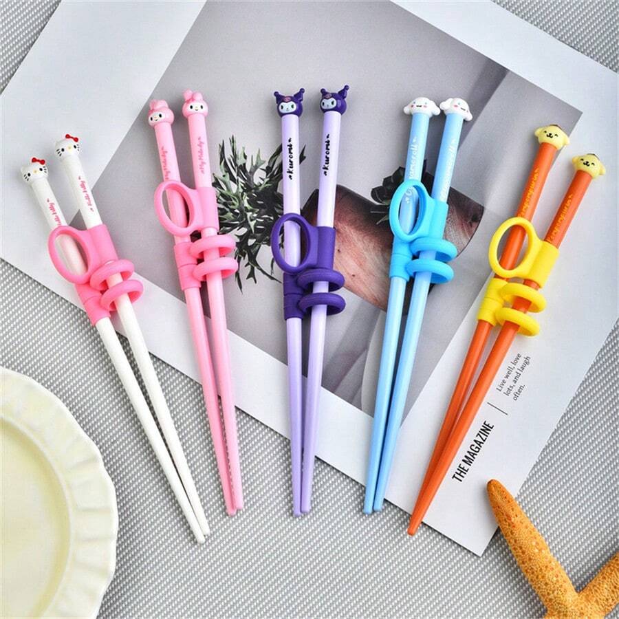 [Đã được ủy quyền IP] Bộ 2 đũa ngọc bích Hello Kitty hoạt hình tinh tế mới của Sanrio, đũa phụ cao cấp, thích hợp cho bàn ăn gia đình, sử dụng tinh tế, chất liệu bền đẹp, hai kiểu dáng để lựa chọn, thích hợp làm quà tặng sinh nhật cho nhiều độ tuổi, trang trí nhà hàng, ngày Valentine, đám cưới, mùa tựu trường, lựa chọn hoàn hảo cho cả bốn mùa.