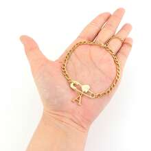 1 pieza Nuevo brazalete de cadena Figaro de acero inoxidable dorado con inicial en forma de corazón clásico para hombres - Amarillo Oro - Ver 3