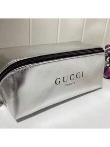 Gucci 这款银色化妆包也可以用作铅笔盒，非常适合日常使用。它质感上乘，便于携带，并配有拉链隔层。 - 銀色 - 查看 4