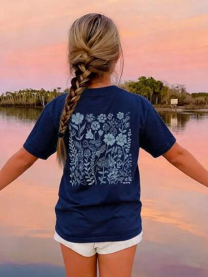这款休闲印花圆领短袖T恤适合女孩和儿童夏季穿着——蓝色花朵图案醒目吸睛，一定会让孩子们笑容满面！童装、女童图案T恤、夏季上衣、青少年服装