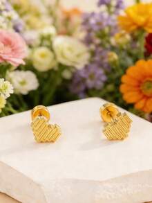 一对金色格子心形纹理耳环，优雅宫廷风格，适合约会、节日、婚礼、伴娘等场合佩戴。 - 金色 - 查看 5