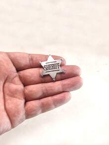 复古金属星形警徽，西部牛仔徽章，派对礼品，西部风格角色扮演服装配饰，送给母亲、父亲、毕业生和老师的礼物 - 銀色 - 查看 2