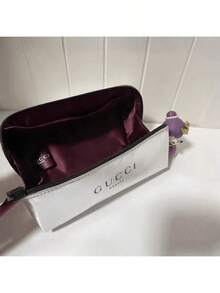 Gucci 这款银色化妆包也可以用作铅笔盒，非常适合日常使用。它质感上乘，便于携带，并配有拉链隔层。 - 銀色 - 查看 2