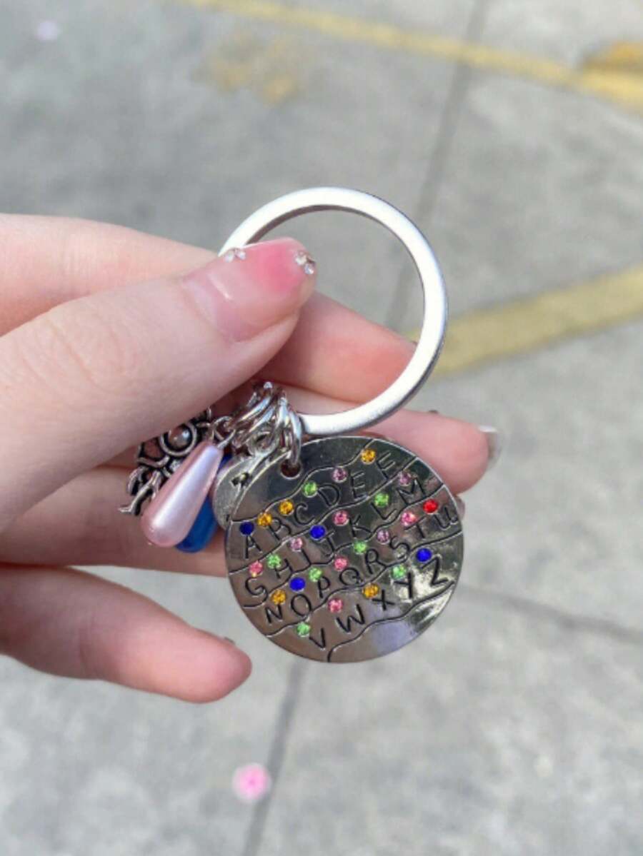 26个随机款式不锈钢钥匙扣，电视剧周边，字母吊坠 - 彩色 - 查看 1