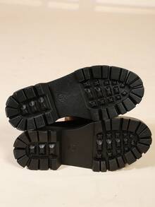 女士黑色绒面革厚底乐福鞋，饰有金属马衔扣细节 - 黑色 - 查看 5