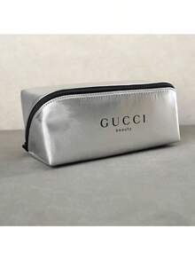Gucci 这款银色化妆包也可以用作铅笔盒，非常适合日常使用。它质感上乘，便于携带，并配有拉链隔层。 - 銀色 - 查看 5