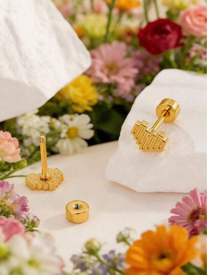 一对金色格子心形纹理耳环，优雅宫廷风格，适合约会、节日、婚礼、伴娘等场合佩戴。