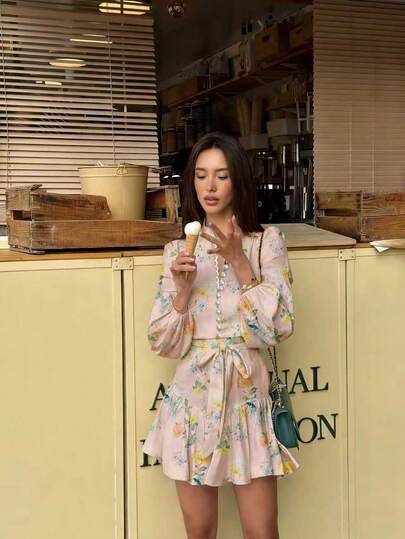 Vestido corto de línea A con cuello elegante, mangas farol, lazo en la cintura, pliegues en la espalda y cordones, de tela fina y no elástica, estilo europeo y americano, adecuado para uso casual diario, salidas, viajes, trabajo y vacaciones. Primavera/Verano 2026