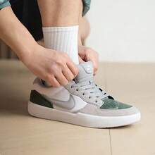 Nike 男子SB FORCE 58經典復古低筒運動休閒滑板鞋 - 白色/灰色/綠 色 - 查看 10