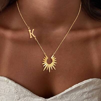 1件新款时尚字母太阳吊坠金色不锈钢链项链，女士款