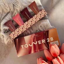 Tower 28 Set de minilabiales hidratantes (con color). Estos labiales ayudan a reducir las líneas de expresión y a prevenir las grietas en los labios durante el invierno, lo que los hace perfectos para el día a día maquillaje para toda ocasión. Colores: Watermelon Kiwi/Dulce de Leche/Ube Vanilla/Sugar Plum - Multicolor - Ver 6