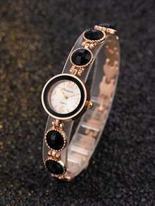 这款女士精致小巧的圆形表盘石英腕表，采用金属表带，尽显奢华时尚。黑色圆形装饰表带，适合日常佩戴、参加派对和正式场合。是生日、周年纪念日或圣诞节送给女性的理想礼物，也是腕表爱好者的心头好。这款女士正装腕表堪称完美之选。 - 玫瑰金 - 查看 3